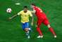Gabriel Jesus batalha muito e rouba a bola de Vertonghen