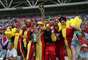 Torcedores belgas fantasiados e trajados com as cores de seu país antes do confronto contra o Brasil pelas quartas da Copa do Mundo