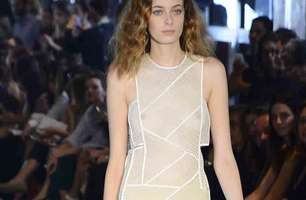 Giuliana Romanno tem transparência e saltos altos demais