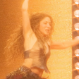 Shakira leva tombo durante show no Canadá e brinca: 'Pareço um anjinho voando'