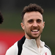 Colega do Liverpool é criticado por faltar ao funeral de Diogo Jota e ir à festa