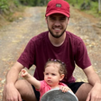 'Marco Véio' recria meme do 'taca-lhe pau' com a filha de 1 ano