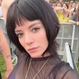 Cantora inglesa dá match com galã em aplicativo que foi traída pelo ex-marido