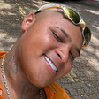 MC Ryan SP ostenta maços de dinheiro em fotos sem camisa e faz trocadilho