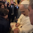 Papa Leão XIV dá 1º autógrafo para criança: 'Tenho que testar a nova assinatura'