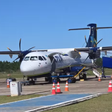 Passageiros são expulsos de voo após tentativa de abrir porta de avião