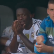 Vini Jr. sorri no banco durante goleada do Real e revolta torcida