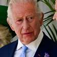 Rei Charles III aparece com o olho machucado em evento oficial com Macron