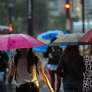 Pedestres caminhando em dia de chuva Foto: Daniel Teixeira/Estadão - 14/09/23 / Estadão