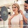O parceiro pode fazer grandes gestos ou comprar presentes caros demais no início do relacionamento Foto: iStock / Jairo Bouer
