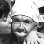 Albeiro com uma idosa Foto: Fundação Albeiro Vargas / BBC News Brasil