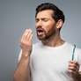 Dentista revela o que causa e o que pode solucionar o mau hálito Foto: Shutterstock / Saúde em Dia