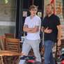 Joaquim, filho mais velho de Angélica e Luciano Huck, foi clicado saindo com amigos na Zona Sul do Rio de Janeiro. Foto: AGNews, Dan Delmiro / Purepeople
