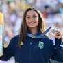 A medalhista de bronze, Rayssa Leal, do Brasil, posa com sua medalha enquanto comemora no pódio. Foto: Reuters/Angelica Warmuth