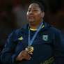 Beatriz Souza segura a medalha de ouro conquistada em Paris Foto: Luis Robayo / AFP / Lance!