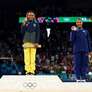 Medalhista de ouro Rebeca Andrade, do Brasil, comemora no pódio com a medalhista de prata Simone Biles, dos EUA, e a medalhista de bronze, Jordan Chiles, também dos EUA Foto: REUTERS/Hannah Mckay