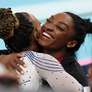 Simone Biles e Rebeca Andrade se abraçam nos Jogos de Paris-2024 Foto: Mike Blake / Reuters