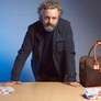 Michael Sheen pagou dívidas de pessoas que nunca viu para provar o absurdo da cobrança de juros Foto: Channel 4/Divulgação