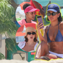 'Vale Tudo' ainda nem começou, mas esse acessório de Bella Campos em gravação na praia provam que Maria de Fátima vai ser bem 'metida à besta'. Foto: AGNews, Dilson Silva / Purepeople