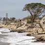 A faixa de areia vai sendo tomada e os imóveis ficam sem sustentação em seus alicerces. Foto: Reprodução Facebook / Flipar