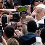 O papa Francisco saudou os fiéis após a bênção da Missa de Páscoa na Praça de São Pedro, na Cidade do Vaticano, no domingo (20/04) Foto: EPA / BBC News Brasil