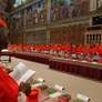Cardeais rezam em preparação para o conclave que elegeu Bento XVI, em 2005 Foto: Getty Images