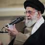 O líder supremo iraniano, aiatolá Khamenei, conversa com estudantes em Teerã, em 12 de março Foto: AP / RFI