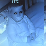 Bebê encara a câmera de babá eletrônica antes de dormir Foto: Tiktok/@hollyjacknora / Reprodução