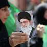 Manifestante exibe foto de Ali Khamenei em protesto em Beirute, no Líbano Foto: ANSA / Ansa - Brasil