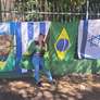 Ambulante diz que família trocou Lula por Bolsonaro e cita 'renda garantida' com venda de bandeira do Brasil Foto: Maria Luiza Valeriano/Redação Terra