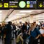 Pais 'abandonam' filho de 10 anos em aeroporto após descobrirem que passaporte do menino era inválido Foto: Kike Rincon/Europa Press / Getty Images
