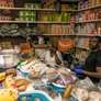 Consumidores em um mercado haitiano no bairro Little Haiti, no distrito do Brooklyn, em Nova York, em 8 de junho de 2025. Foto: Getty Images via AFP - ADAM GRAY / RFI