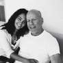 Bruce Willis ao lado da esposa Emma Heming, que falou publicamente sobre a progressão da doença do atora Foto: @emmahemingwillis via Instagram / Estadão