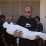 Homem carrega corpo de criança de três anos morta em bombardeio israelense em Deir al-Balah, na Faixa de Gaza, em 14 de setembro de 2025. Foto: AP - Abdel Kareem Hana / RFI