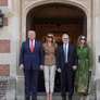 O primeiro-ministro britânico, Keir Starmer e sua mulher, Victoria Starmer, se despedem do presidente dos Estados Unidos, Donald Trump, e da primeira-dama Melania Trump, após encontro em Chequers, Aylesbury, centro da Inglaterra, nesta quinta (18), no segundo dia da segunda visita de Estado do presidente norte-americano ao Reino Unido. Foto: AFP - STEFAN ROUSSEAU / RFI