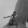 Isabelle e Alexandre com a filha, Maria, no Cristo Redentor Foto: Reprodução/Instagram