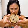 Bolo fitness de Simone Mendes: com banana, aveia e uva passa, essa receita ajudou cantora a emagrecer mais de 30 kg. Foto: Reprodução, YouTube / Purepeople