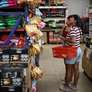 Moradoras comparam os preços em um supermercado nos arredores de Buenos Aires (13 de janeiro de 2026). Foto: REUTERS - Agustin Marcarian / RFI