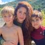 Shakira com os filhos Milan, de 13 anos, e Sasha, de 11 Foto: Reprodução