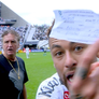Saiba o que estava escrito no papel exibido por Neymar ao ser substituído por engano Foto: Reprodução/Premiere