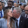 Carlo Ancelotti beija a esposa antes de convocação Foto: Reprodução/GE TV