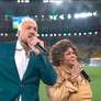 Belo e Alcione cantaram o Hino do Brasil antes do jogo da Seleção Brasileira no Maracanã. Foto: Reprodução/TV Globo / Purepeople