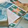 Cartelas da Mega-Sena e dinheiro. Foto: Reprodução / Portal de Prefeitura
