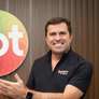 Rodrigo Bocardi posa com o logotipo do SBT Foto: Rogério Pallatta | SBT