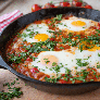 Feijão-branco com ovos ao molho de tomate Foto: Angelika Heine | Shutterstock / Portal EdiCase