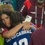 Sidny abraça a namorada Foto: Reprodução/CazéTV