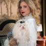 Pilar (Isabel Teixeira) demonstra um amor enorme por sua cachorrinha Maria Antonieta (Meg), tratando o animal praticamente como uma filha na novela 'Quem ama cuida', na Globo. Foto: Divulgação/TV Globo / Purepeople