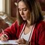 Especialistas em grafologia associam a alternância entre letras maiúsculas e minúsculas a uma tentativa, consciente ou não, de fugir do padrão e criar uma forma própria de expressão. Foto: Google Gemini IA / Purepeople
