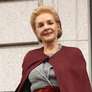 Aos 87 anos, Carolina Herrera escolhe salto alto para desfile de sua marca e viraliza por mobilidade: 'Vou malhar e fazer pilates a vida toda pra ser assim'. Foto: Getty Images / Purepeople