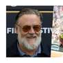 A transformação de Russell Crowe aos 62 anos para voltar a lutar contra Roma em seu novo filme histórico, agora rodado na Espanha. Foto: Reprodução, Quejaytee / Wikimedia Commons CC BY 4.0 (imagem recortada) e Instagram @russellcrowe / Purepeople